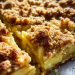 Apfelkuchen vom Blech - mit Pudding und knusprigen Streusel