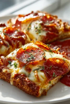Beef turkey pepperoni Pizzasticks auf dem Blech mit Marinara-Sauce