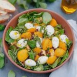 Rucola Mango Salat mit Pinienkernen für den Sommer